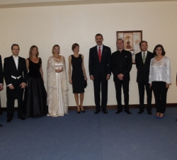 Fotografía de grupo de Sus Majestades los Reyes con los miembros del coro de la Fundación Príncipe de Asturias